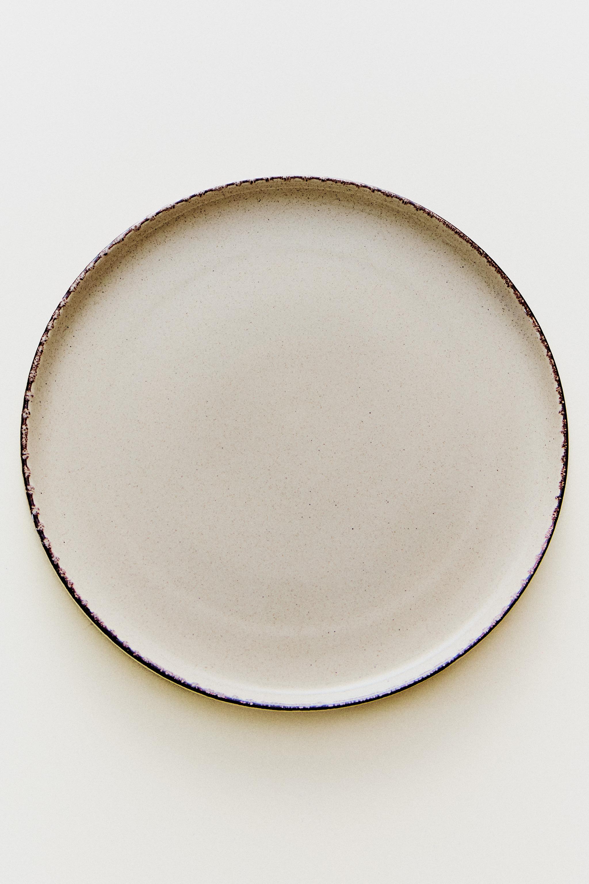 STONEWARE DINNER PLATE WITH AGED RIM